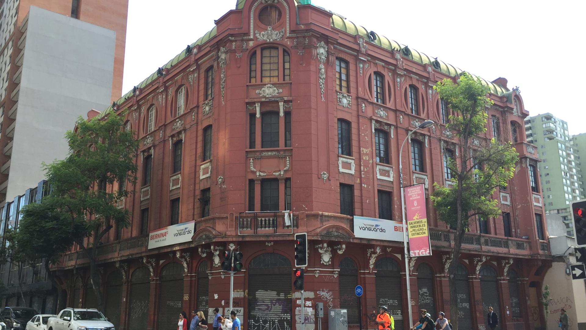 Imagen de CMN manifiesta preocupación por amenaza de demolición del "Edificio Rojo" de Morandé con Rosas