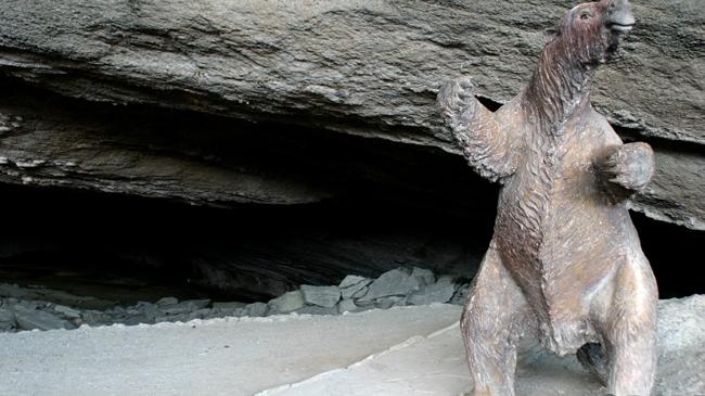 Imagen del monumento Cueva del Milodón (cueva grande y cueva chica) y el conjunto rocoso denominado Silla del Diablo