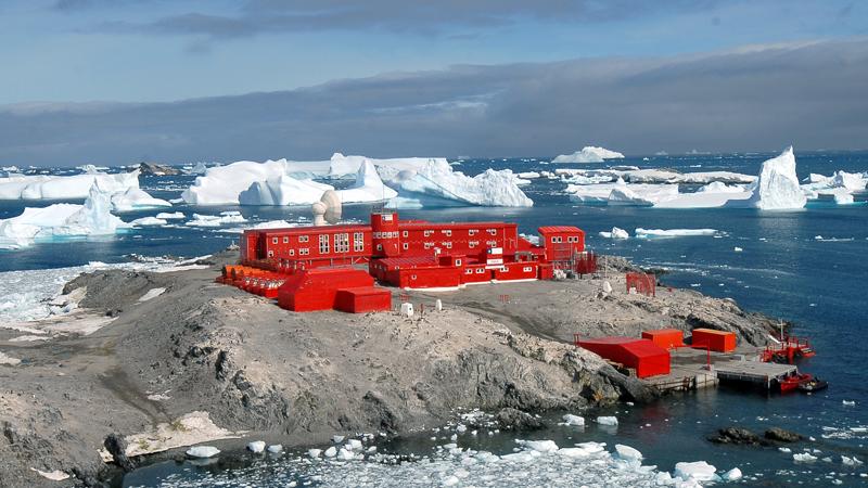 Imagen del monumento Base militar Antártica Capitán General Bernardo O'Higgins Riquelme y a los bienes que indica