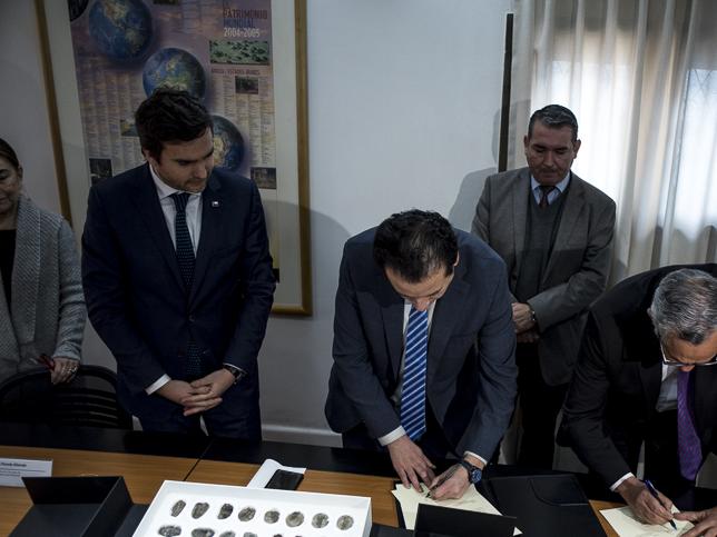 Imagen de Chile entrega a Bolivia 42 piezas paleontológicas incautadas en paso fronterizo