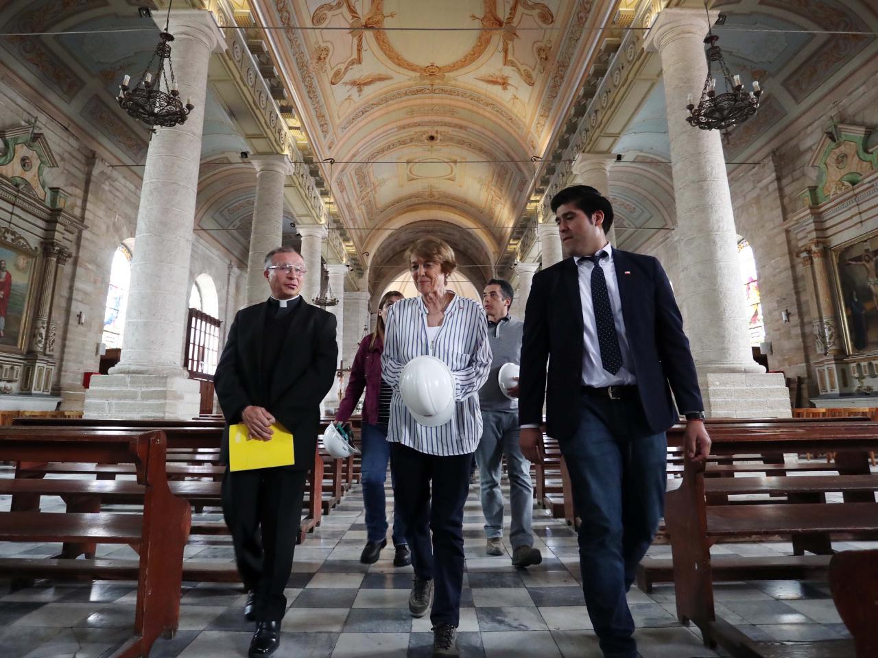 Imagen de Ministra de las Culturas recorre zonas afectadas por sismo en La Serena y anuncia medidas para la reconstrucción del patrimonio dañado