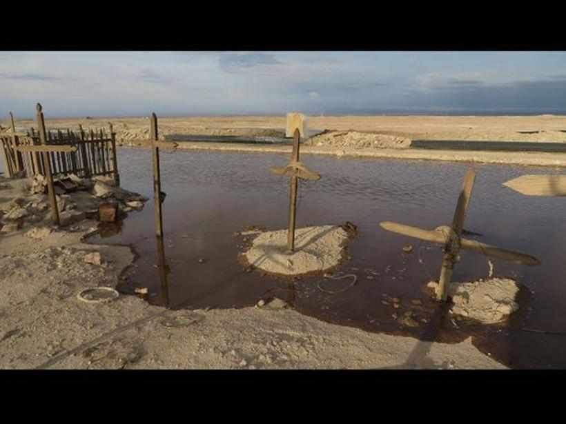 Imagen de Intervención del CMN por grave inundación en cementerio de Negreiros por filtración en planta de yodo en Huara.