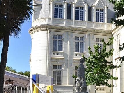 Imagen del monumento Edificio de Avenida Libertad 250, entre calles 3 y 4 Norte, incluido el parque que lo circunda