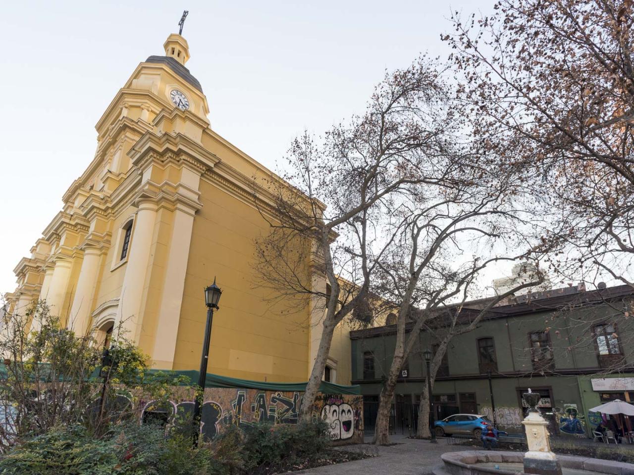 Imagen del monumento Iglesia Santa Ana, con su plazoleta