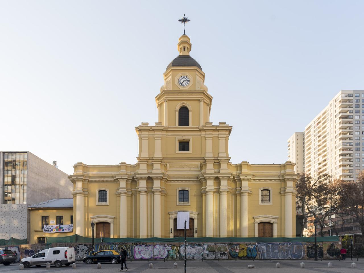 Imagen del monumento Iglesia Santa Ana, con su plazoleta