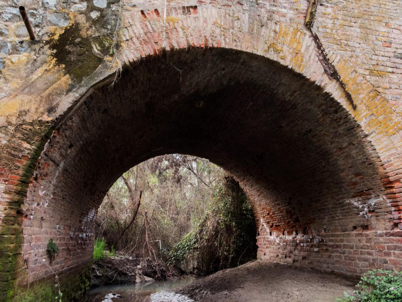 Imagen del monumento Puente colonial en el Canal San Carlos Viejo