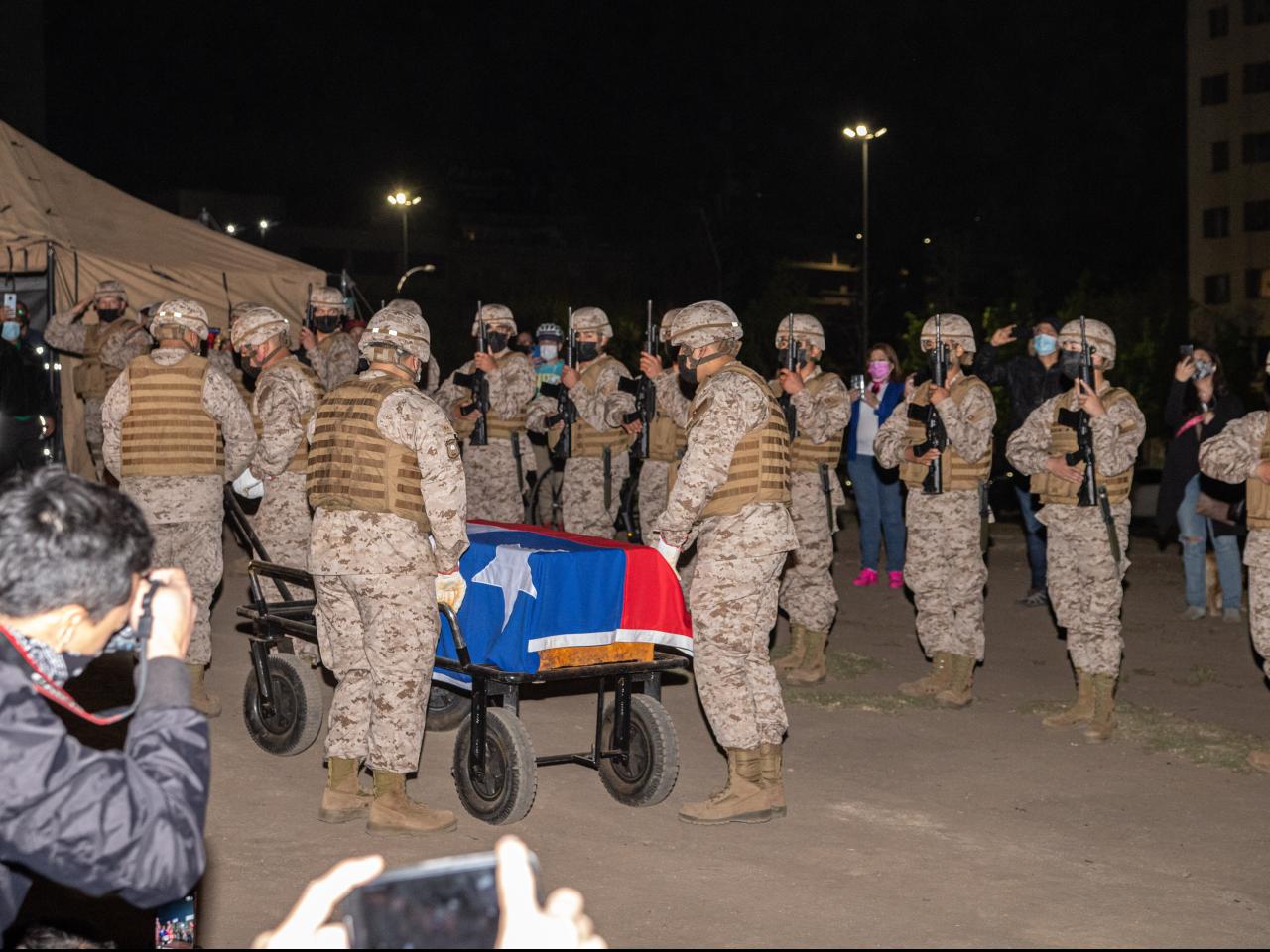 Imagen de Con éxito se realizó la exhumación y traslado de restos del Soldado Desconocido desde Plaza Baquedano