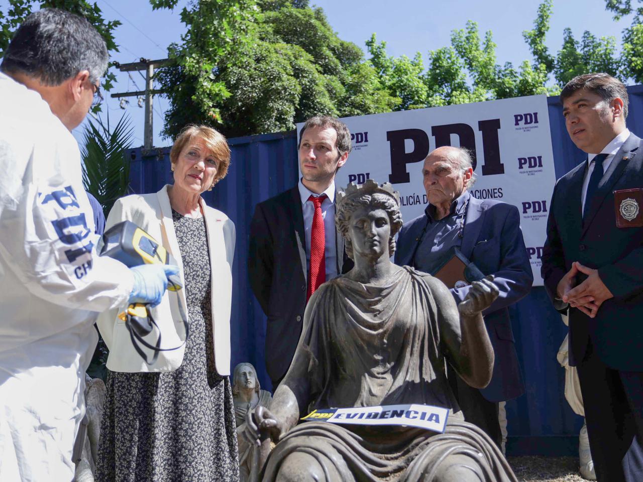 Imagen de MINISTRA VALDÉS ANUNCIA QUERELLA POR ROBO DE PIEZAS PATRIMONIALES