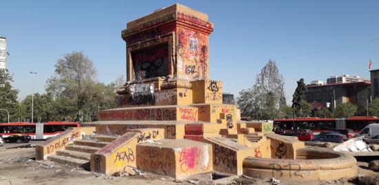 Imagen de CMN acordó que restauración de plinto del monumento a Baquedano no se haga in situ y respaldó traslado de restos del Soldado Desconocido