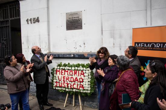 Imagen de En emotiva ceremonia instalan placa en Sitio de Memoria Ex Cuartel Borgoño 