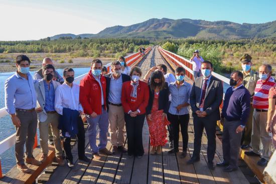 Imagen de Ministra de las Culturas encabeza reapertura al uso peatonal del Puente Confluencia en Ñuble