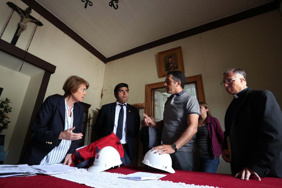 Imagen de Ministra de las Culturas recorre zonas afectadas por sismo en La Serena y anuncia medidas para la reconstrucción del patrimonio dañado