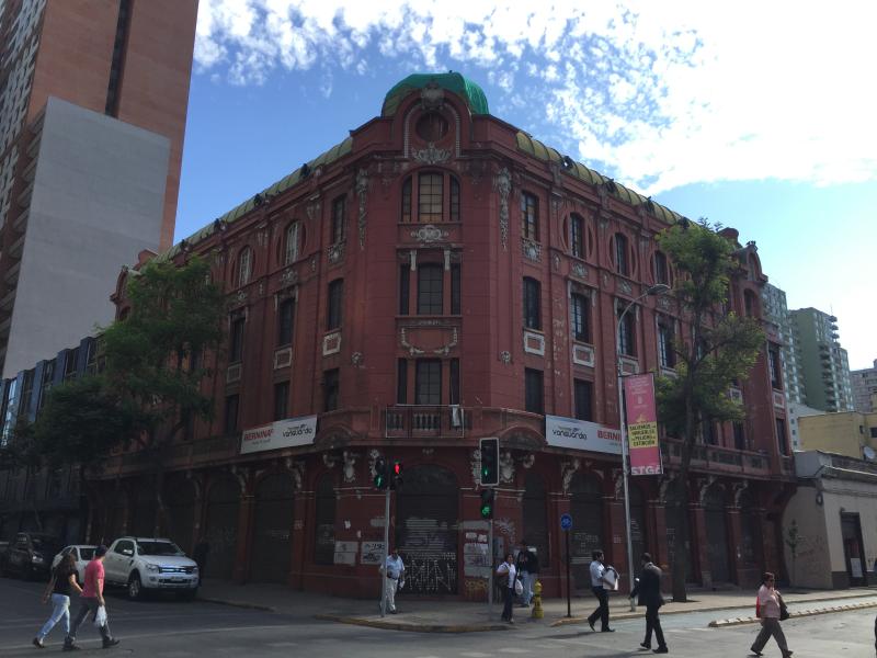 Imagen de CMN manifiesta preocupación por amenaza de demolición del &amp;quot;Edificio Rojo&amp;quot; de Morandé con Rosas