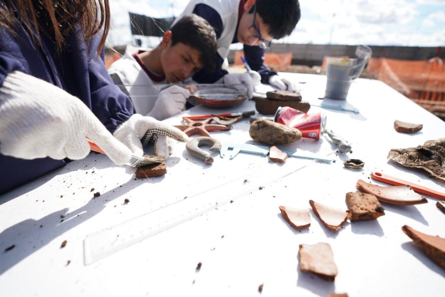 Imagen de Estudiantes de Ñuble descubren hallazgos arqueológicos del antiguo Hospital San Juan de Dios