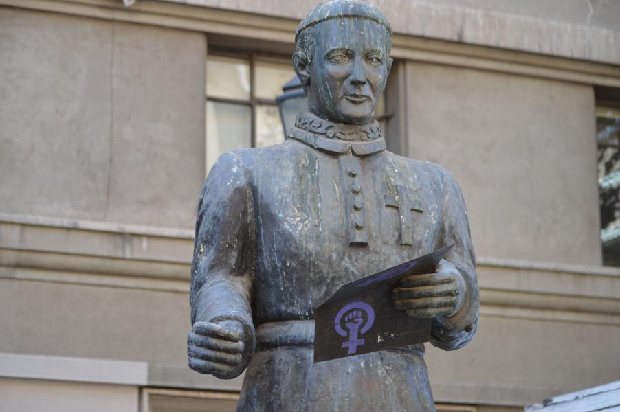 Imagen del monumento A Camilo Henríquez