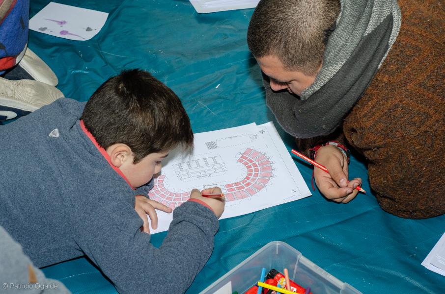 Imagen de Centenar de niños y niñas junto a sus padres construyeron Monumentos Nacionales en papel
