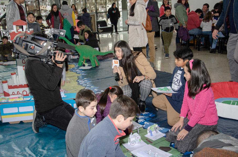 Imagen de Centenar de niños y niñas junto a sus padres construyeron Monumentos Nacionales en papel