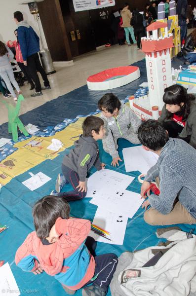 Imagen de Centenar de niños y niñas junto a sus padres construyeron Monumentos Nacionales en papel