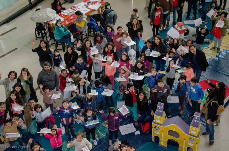 Imagen de Centenar de niños y niñas junto a sus padres construyeron Monumentos Nacionales en papel