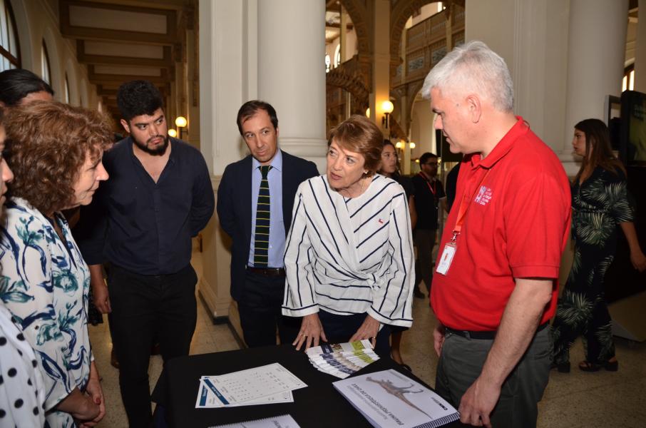 Imagen de En Día Mundial del Braille Ministra Valdés lanzó libro sobre fauna prehistórica para personas con discapacidad visual